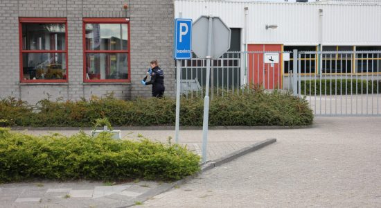 Molotovcocktail tegen gevel Caparis in Leeuwarden
