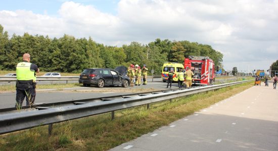 Auto in vangrail bij botsing met vrachtwagen op N355 Ryptsjerk