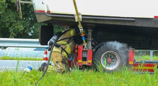 Wegenwacht blust vastgelopen remmen bij vrachtwagen in Drachten