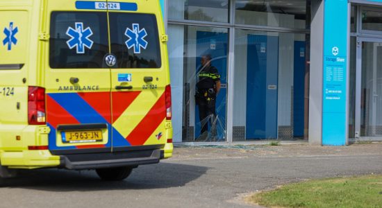 Man loopt door raam bij bedrijfspand in Drachten en raakt gewond