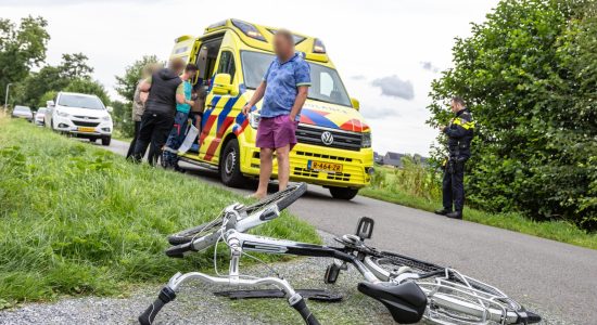 Jongetje met schrik vrij na botsing met auto in Rottum