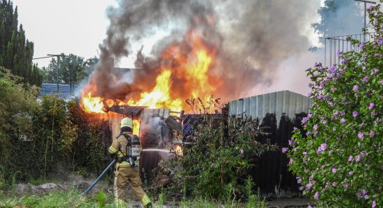 Schuurtje in lichterlaaie achter woning in Harkema
