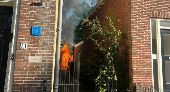 Uitslaande motorbrand dreigt over te slaan naar woningen in Balk