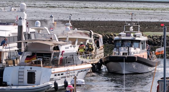 Brand in motorjacht na kortsluiting in jachthaven Terschelling