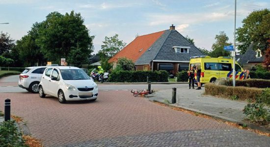 Pizzabezorger en fietser in botsing in De Westereen