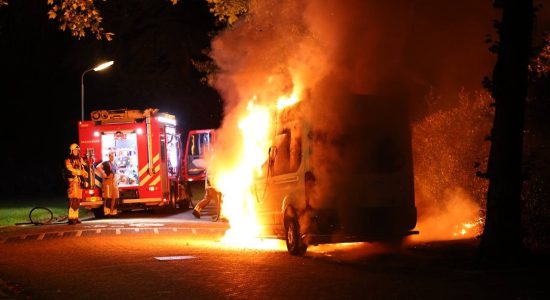 Taxibusje verwoest door brand in Leeuwarden