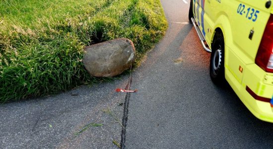 Quadrijder gewond na botsing met kei in De Wilgen