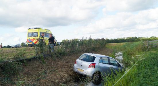 Auto in sloot naast afrit N356 Sintrale As bij De Westereen