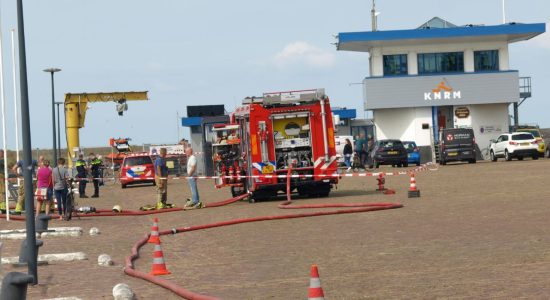 Plezierjacht in brand op Waddenzee nabij Harlingen