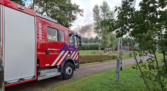 Stacaravan gaat in vlammen op in De Westereen