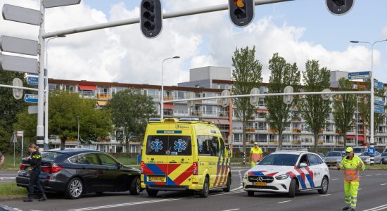 Man op scootmobiel gewond bij aanrijding in Leeuwarden
