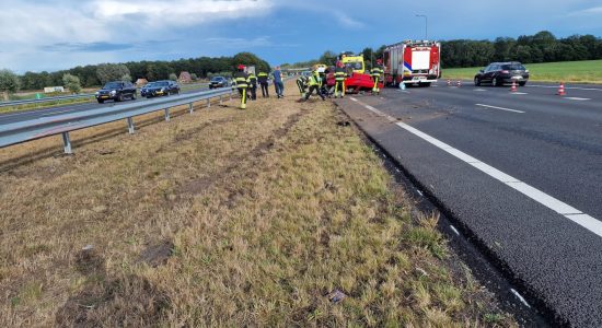 Auto over de kop op snelweg A7 bij Haskerhorne
