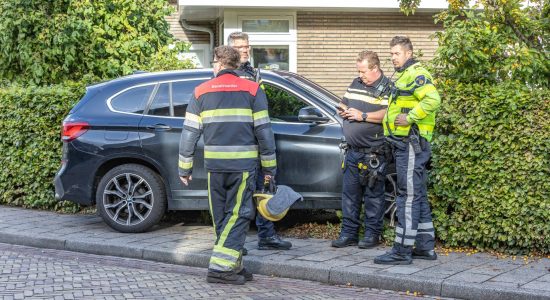 Man belandt met auto in heg na onwelwording in Wolvega