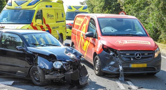 Auto en bestelbus botsen op kruising Kootstertille