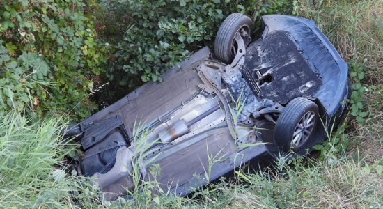 Man met auto op de kop in de sloot nabij Ingelum