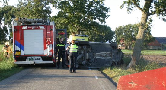 Auto op zijn kant in Doniaga