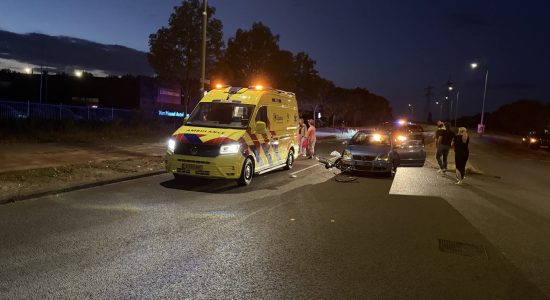 Fietser geschept door auto onderaan viaduct in Leeuwarden