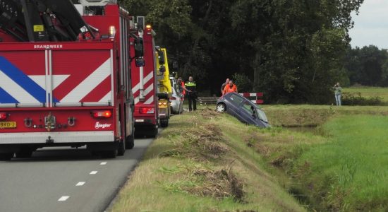Auto in sloot langs N381 Wijnjewoude