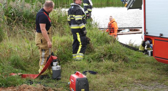 Brandweer ingezet voor gezonken zeilboot in Nij Beets