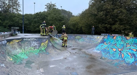 Hond en baasje bevrijd uit bowl skatepark in Leeuwarden