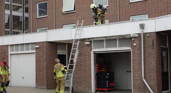 Brand door werkzaamheden op dak verzorgingshuis in Ferwert