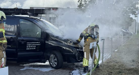 Auto verwoest door brand in Leeuwarden