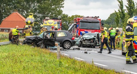 Meerdere gewonden bij frontale aanrijding in Scharnegoutum