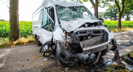 Bestelbus botst frontaal op boom op de Zwetteweg in Haule