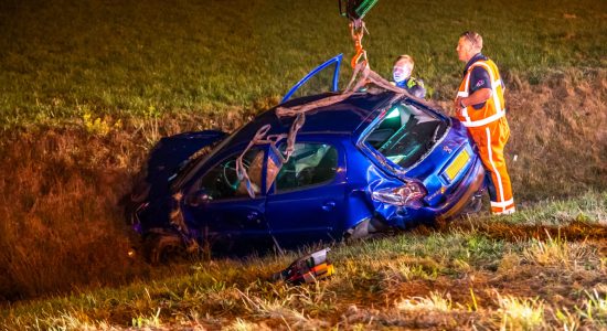 Auto in sloot langs N381 bij Oosterwolde: auto zwaar beschadigd