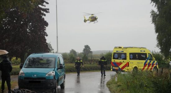 Fietser ernstig gewond bij aanrijding in De Westereen