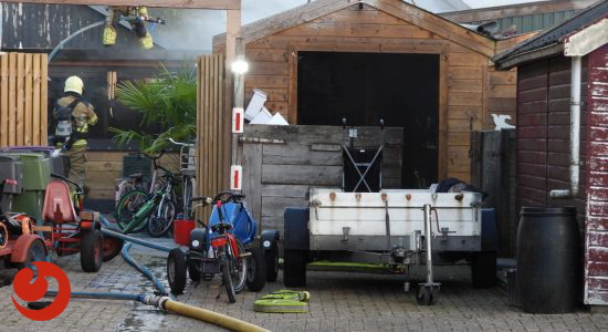 Veel rook bij brand in schuurtjes achter woningen in Kootstertille