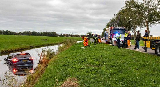 Brandweer haalt bestuurder uit te water geraakte auto