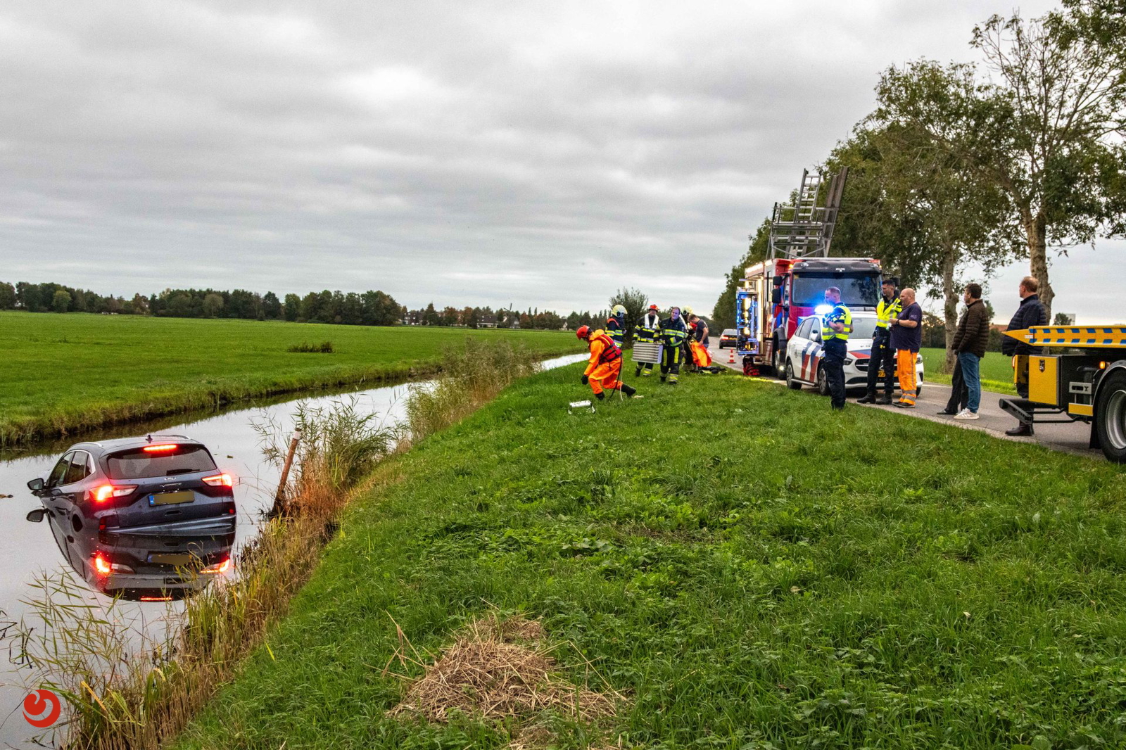 Brandweer haalt bestuurder uit te water geraakte auto