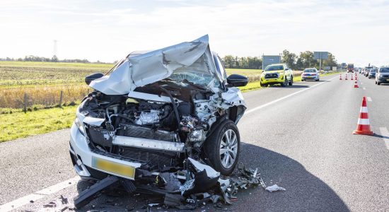 Auto botst achterop bestelbus op A6