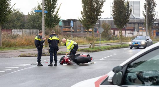 Scooterrijder gewond na botsing met auto in Leeuwarden