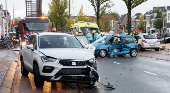 Bestuurster gewond bij forse botsing in Leeuwarden