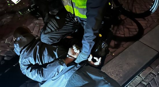 Agent gewond na confrontatie in centrum Leeuwarden; Verdachte aangehouden