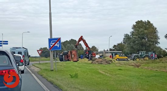 Aanhanger tractor gekanteld op rotonde bij Parrega