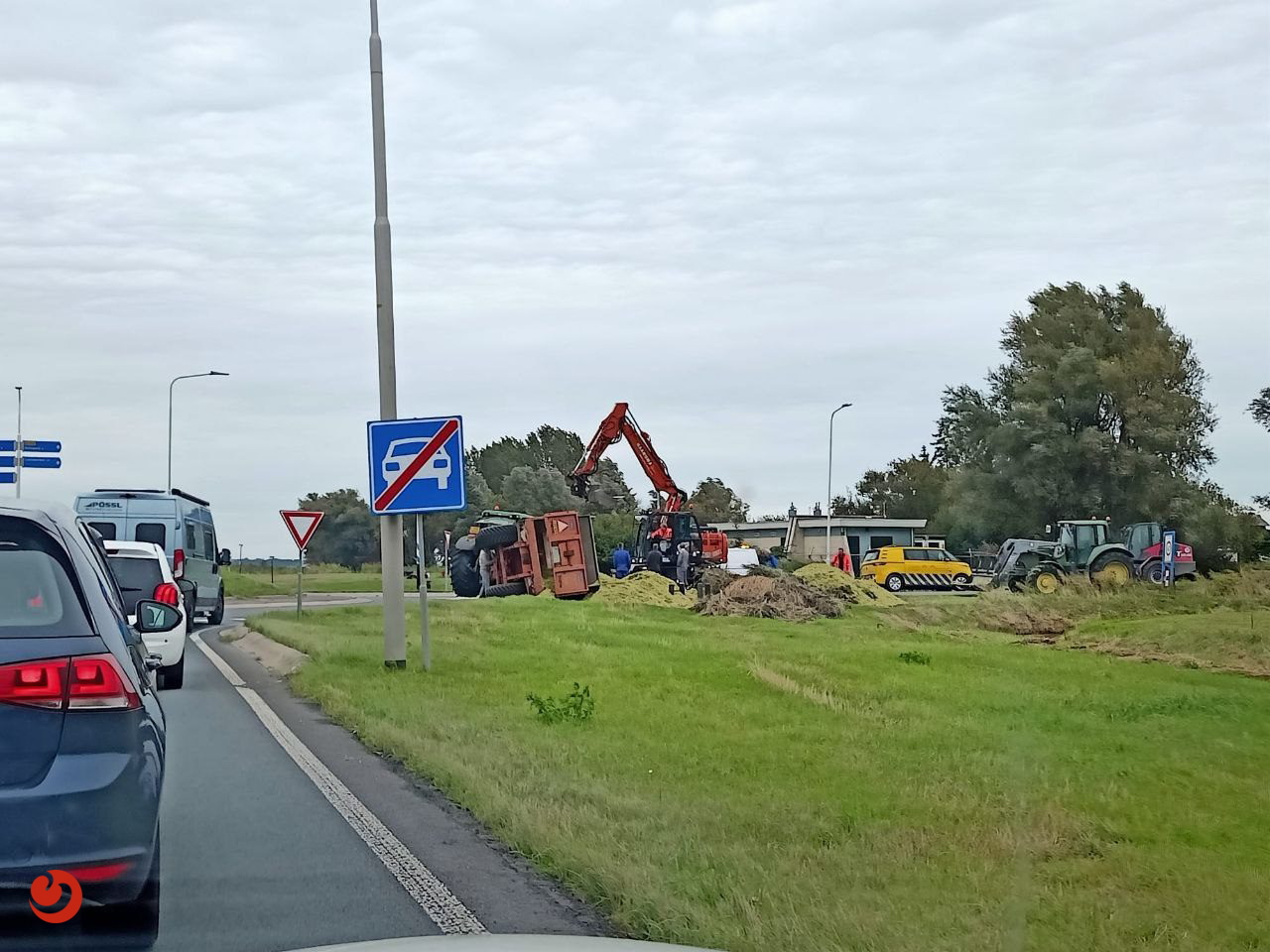 Aanhanger tractor gekanteld op rotonde bij Parrega