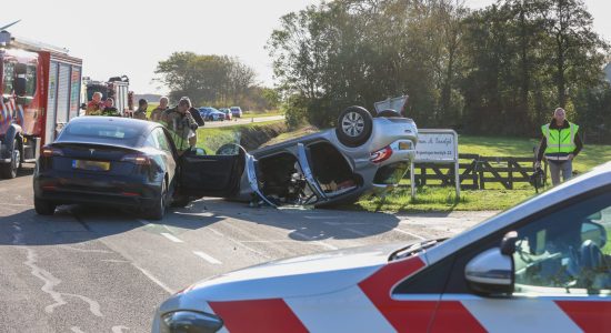 Auto slaat over de kop bij aanrijding Sexbierum; twee gewonden