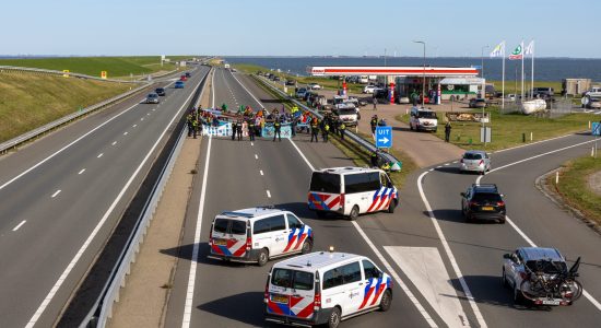 Blokkade op Afsluitdijk: Extinction Rebellion legt A7 stil bij Breezanddijk