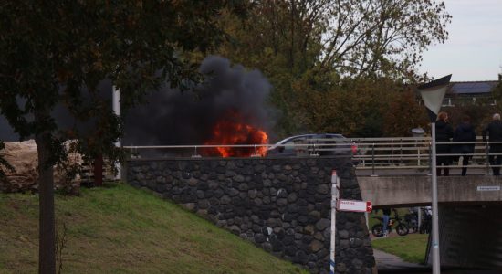 Auto in lichterlaaie op drukke kruising in Leeuwarden