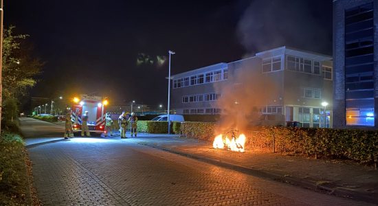 Deelscooter gaat in vlammen op achter station Leeuwarden