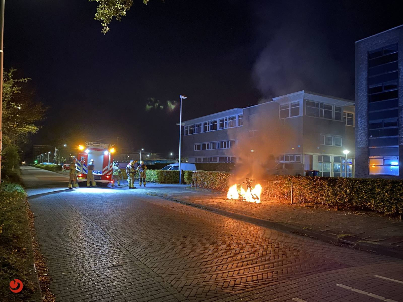 Deelscooter gaat in vlammen op achter station Leeuwarden