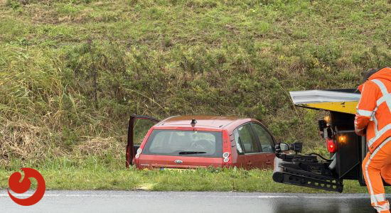 Automobilist raakt uit de bocht en komt in sloot tot stilstand