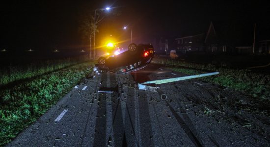 Automobilist onder invloed van drank en drugs slaat over de kop