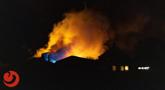 Felle uitslaande brand in agrarische schuur Nijeholtpade