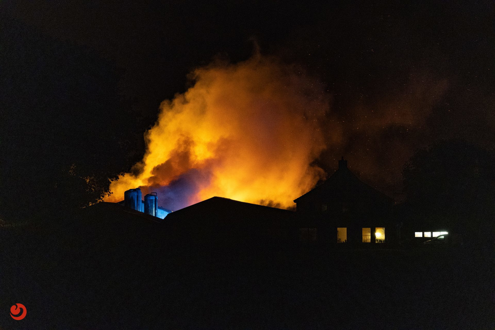 Felle uitslaande brand in agrarische schuur Nijeholtpade