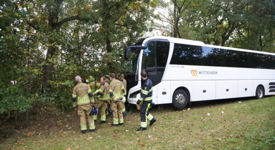 Touringcar botst tegen boom in Drachten
