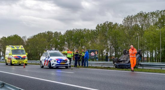 Auto slaat over de kop op de A7 bij Haskerhorne
